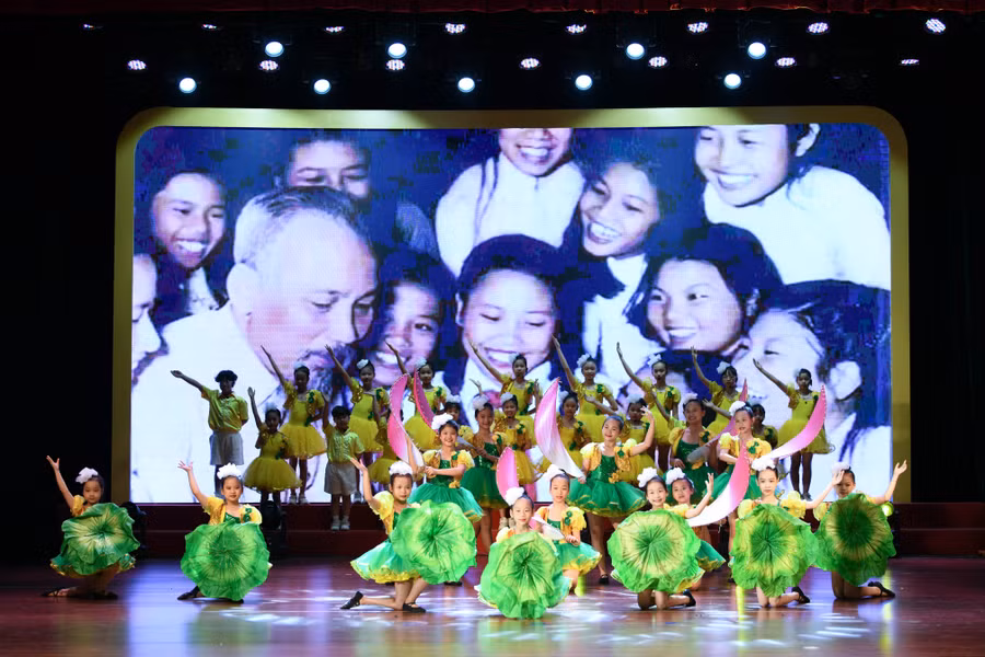 Những tiết mục văn nghệ của các em thiếu nhi TP Hà Nội chào mừng.