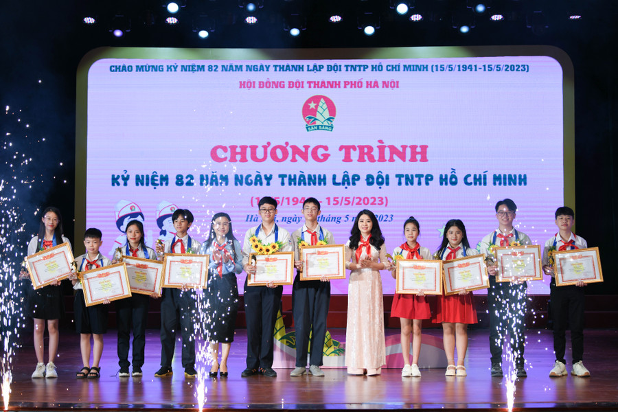 Bí thư Trung ương Đoàn, Chủ tịch Hội đồng Đội Trung ương Nguyễn Phạm Duy Trang và Bí thư Thành đoàn Hà Nội Chu Hồng Minh trao giải thưởng 15/5 cho thiếu nhi Thủ đô tiêu biểu. Bí thư Trung ương Đoàn, Chủ tịch Hội đồng Đội Trung ương Nguyễn Phạm Duy Trang và Bí thư Thành đoàn Hà Nội Chu Hồng Minh trao giải thưởng 15/5 cho thiếu nhi Thủ đô tiêu biểu.