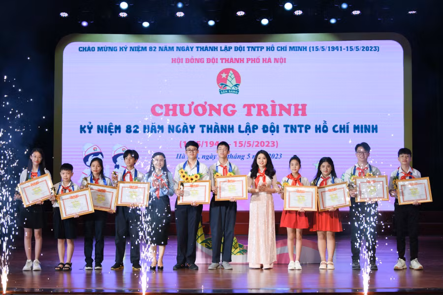 Bí thư Trung ương Đoàn, Chủ tịch Hội đồng Đội Trung ương Nguyễn Phạm Duy Trang và Bí thư Thành đoàn Hà Nội Chu Hồng Minh trao giải thưởng 15/5 cho thiếu nhi Thủ đô tiêu biểu.