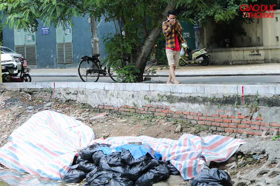 Tại phía đường Trấn Vũ, nơi được chất rất nhiều túi ni lông đen, nơi đây mùi hôi, tanh bốc lên nồng nặc.