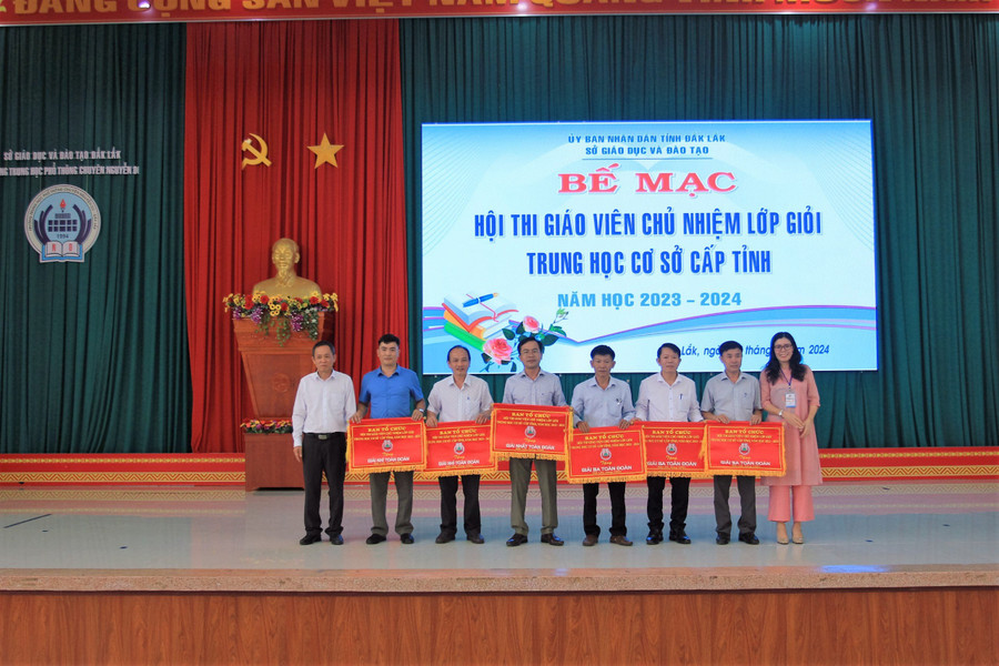 Ban tổ chức trao Cờ toàn đoàn cho các đơn vị xuất sắc tại Hội thi. (Ảnh: TT)