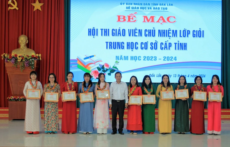 Phó Giám đốc Sở GD&ĐT Đỗ Tường Hiệp trao giải cho các thầy cô xuất sắc tại Hội thi. (Ảnh: TT)