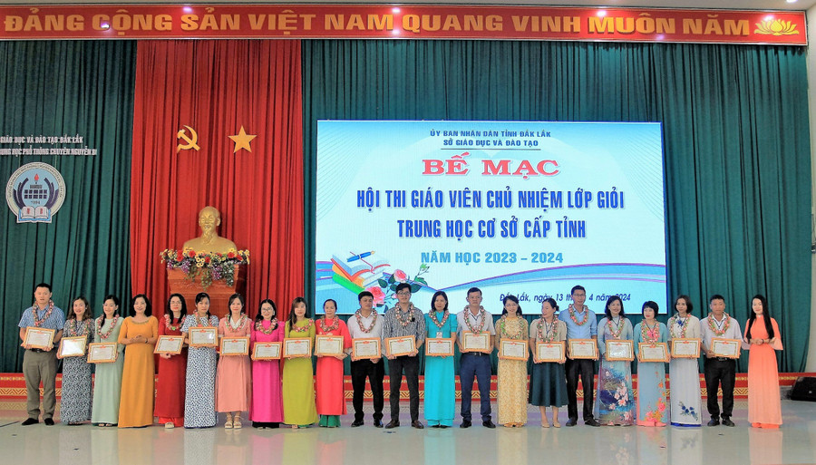 Ban tổ chức trao Giấy khen cho các thầy cô đạt thành tích xuất sắc tại Hội thi. (Ảnh: TT)