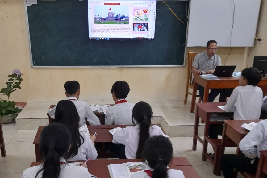 Giáo viên và học sinh cùng đẩy mạnh ứng dụng công nghệ vào hoạt động dạy - học. Giáo viên và học sinh cùng đẩy mạnh ứng dụng công nghệ vào hoạt động dạy - học.