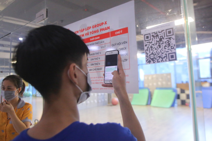 Để đảm bảo quy định phòng chống dịch, từ cửa ra vào, các hội viên phải quét QR Code để khai báo y tế, rửa tay sát khuẩn, đo thân nhiệt.