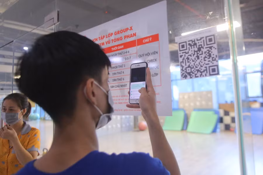 Để đảm bảo quy định phòng chống dịch, từ cửa ra vào, các hội viên phải quét QR Code để khai báo y tế, rửa tay sát khuẩn, đo thân nhiệt.