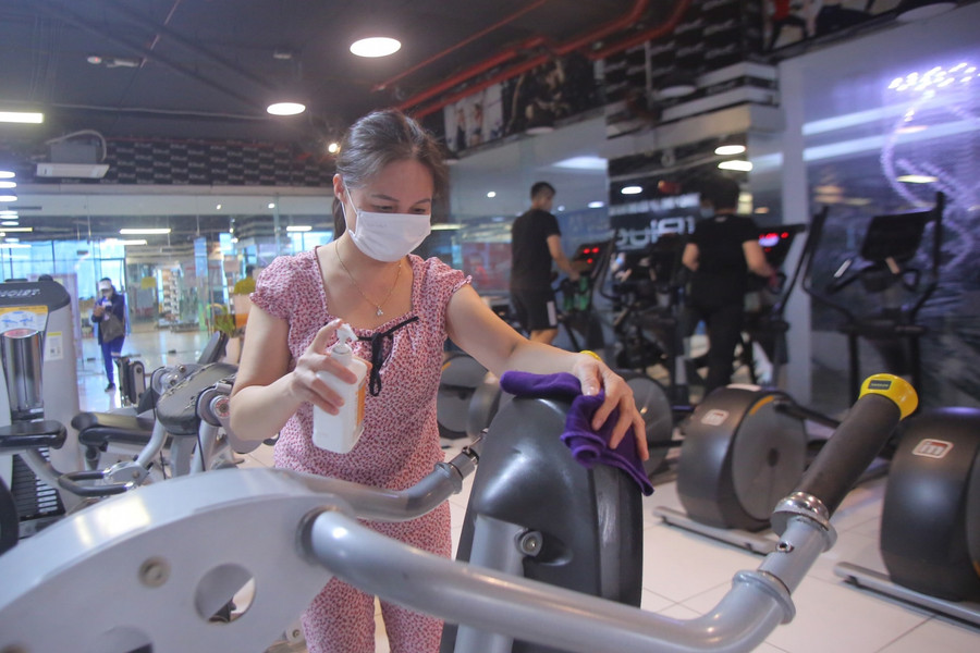 Nhân viên vệ sinh làm sạch, khử khuẩn dụng cụ tập luyện sau mỗi lượt khách sử dụng.