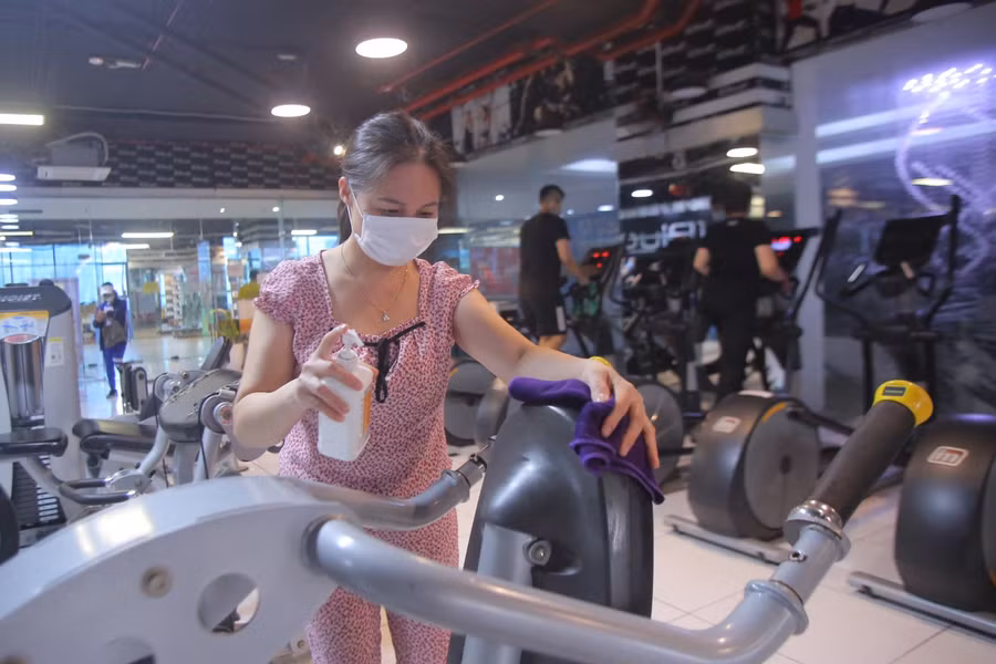 Nhân viên vệ sinh làm sạch, khử khuẩn dụng cụ tập luyện sau mỗi lượt khách sử dụng.