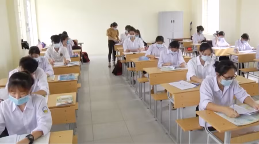 Thí sinh chờ làm thủ tục dự thi tại Trường phổ thông dân tộc nội trú tỉnh Yên Bái