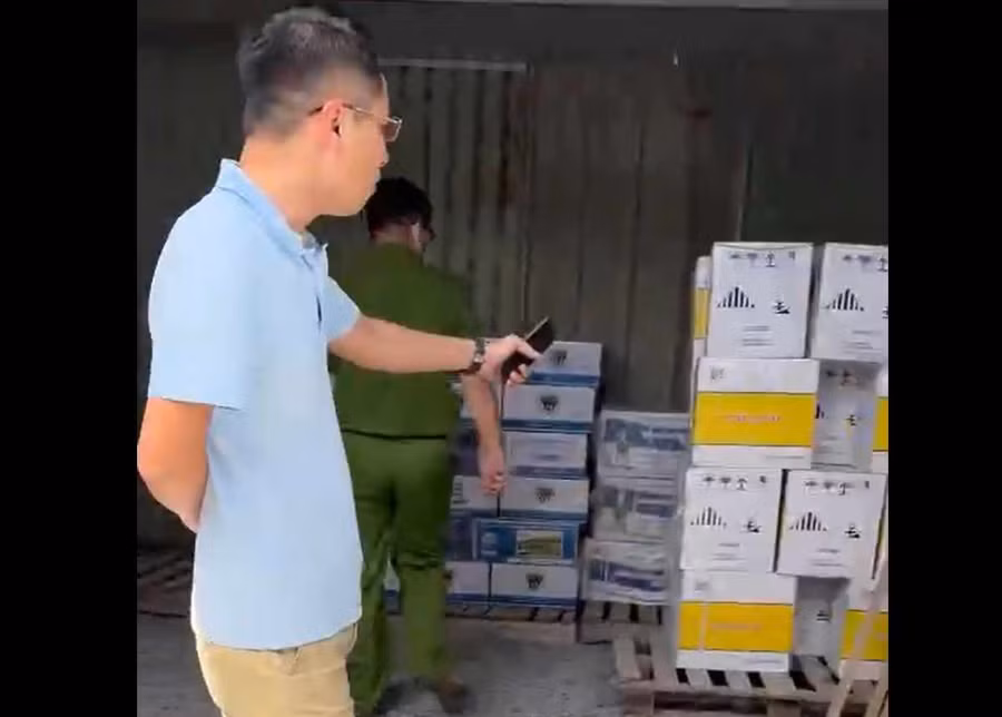 Lực lượng Công an kiểm tra số lượng thuốc BVTV trong đường dây buôn lậu. (Ảnh: TT)