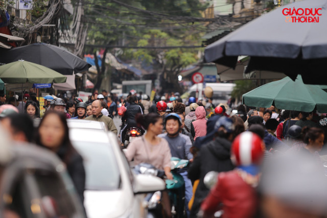 Chợ Hàng Bè, hay những người quanh đây hay gọi là chợ " nhà giàu" được rất nhiều người Hà Nội lựa chọn là địa điểm mua sắm những món đồ cho những ngày Tết.
