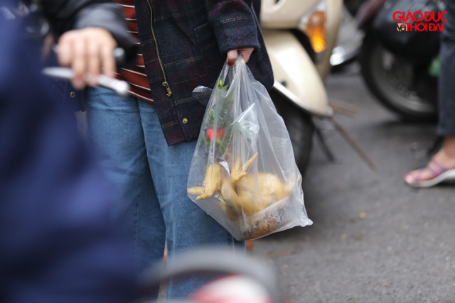 Tại góc phố Gia Ngư hàng chục năm nay có một số tiệm kinh doanh gà luộc, xôi gấc nổi tiếng khắp Hà Nội. Những ngày sát Tết, khách muốn mua phải đặt trước hoặc xếp hàng chờ từ 10 - 15 phút để mua.