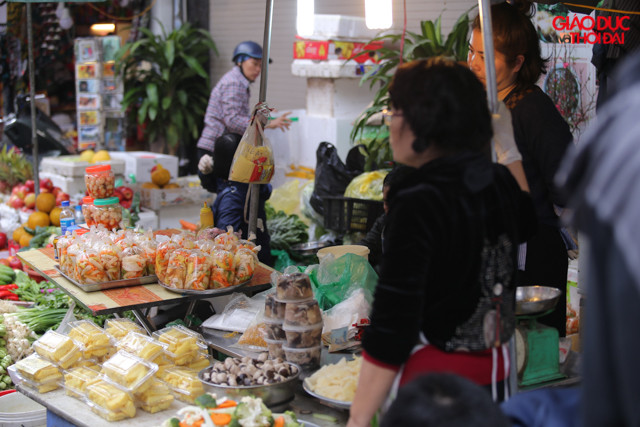 Dưa hành muối, củ kiệu, thịt đông.... những món ăn rất quen thuộc trong ngày Tết được bày bán.