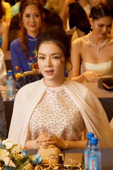 Vuong mien Hoa hau Dai duong 2017 tri gia 3,2 ty dong - Anh 6