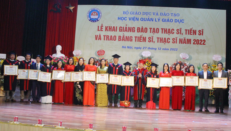 Giám đốc Học viện Quản lý giáo dục tặng Giấy khen cho các học viên có thành tích học tập xuất sắc. Giám đốc Học viện Quản lý giáo dục tặng Giấy khen cho các học viên có thành tích học tập xuất sắc.