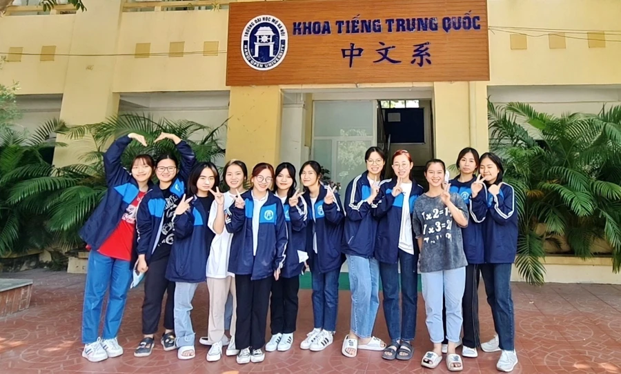 Sinh viên Đàm Thanh Nhàn hoà nhập vào môi trường học tập, được bạn bè, thầy cô yêu quý.