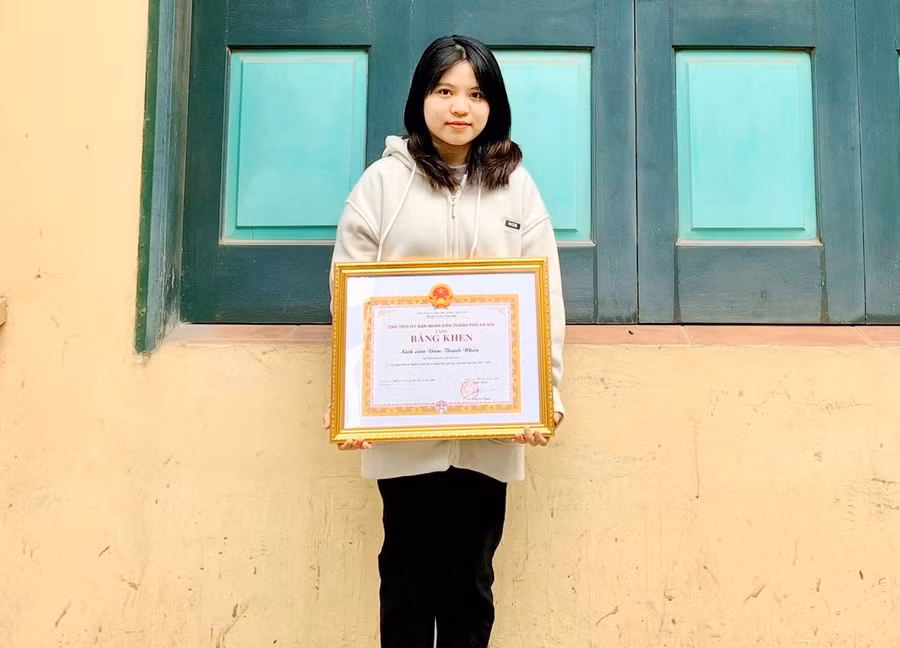 Đàm Thanh Nhàn nhận Bằng khen của UBND thành phố Hà Nội cho sinh viên là người dân tộc thiểu số có thành tích xuất sắc tiêu biểu năm học 2021 - 2022.