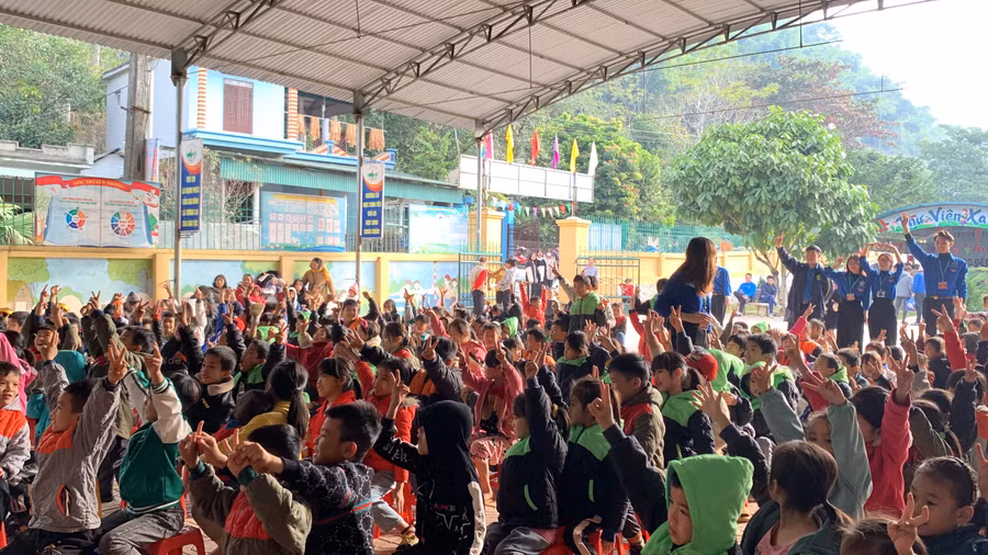 Chương trình 'Đông ấm 2022' là chương trình ý nghĩa, giúp các em tiếp bước đến trường.