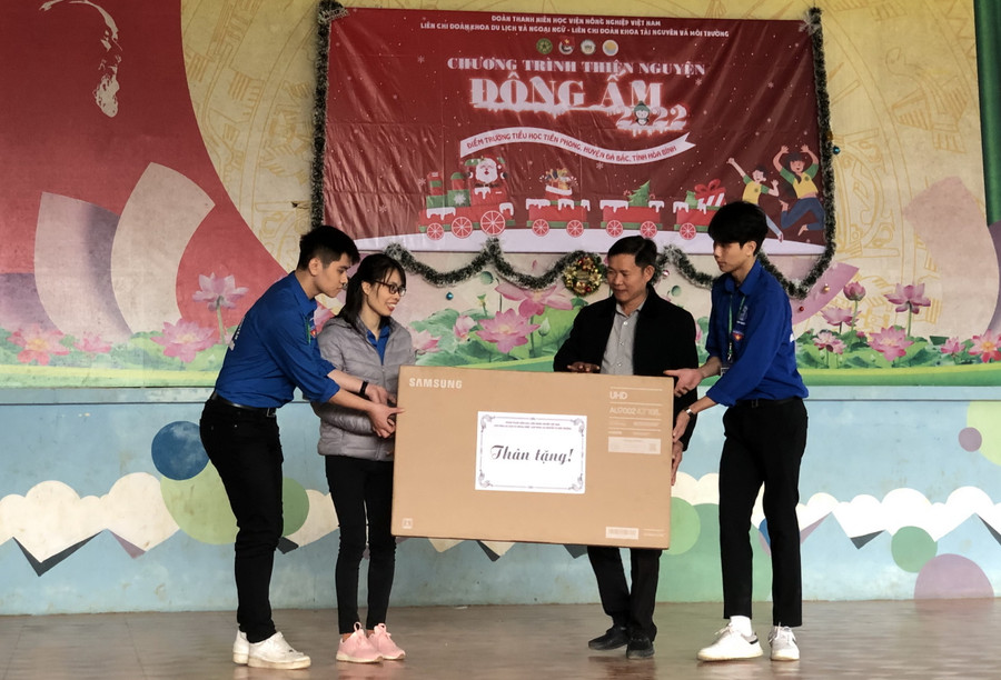 Trường tiểu học Tiền Phong được tặng 1 Smart ti vi từ đoàn thiện nguyện. Trường tiểu học Tiền Phong được tặng 1 Smart ti vi từ đoàn thiện nguyện.