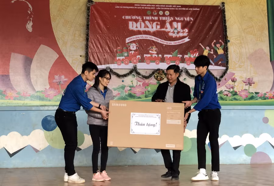 Trường tiểu học Tiền Phong được tặng 1 Smart ti vi từ đoàn thiện nguyện.