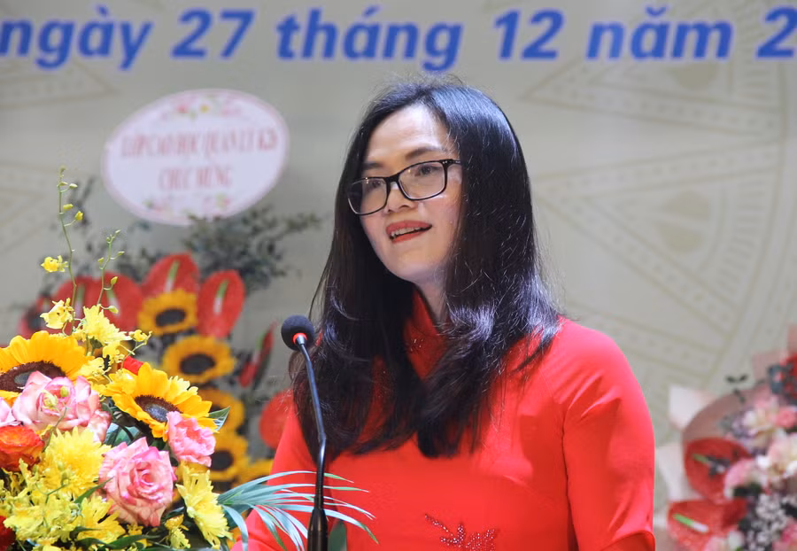 TS Hà Thanh Hương báo cáo về kết quả tuyển sinh, đào tạo trình độ thạc sĩ, tiến sĩ.