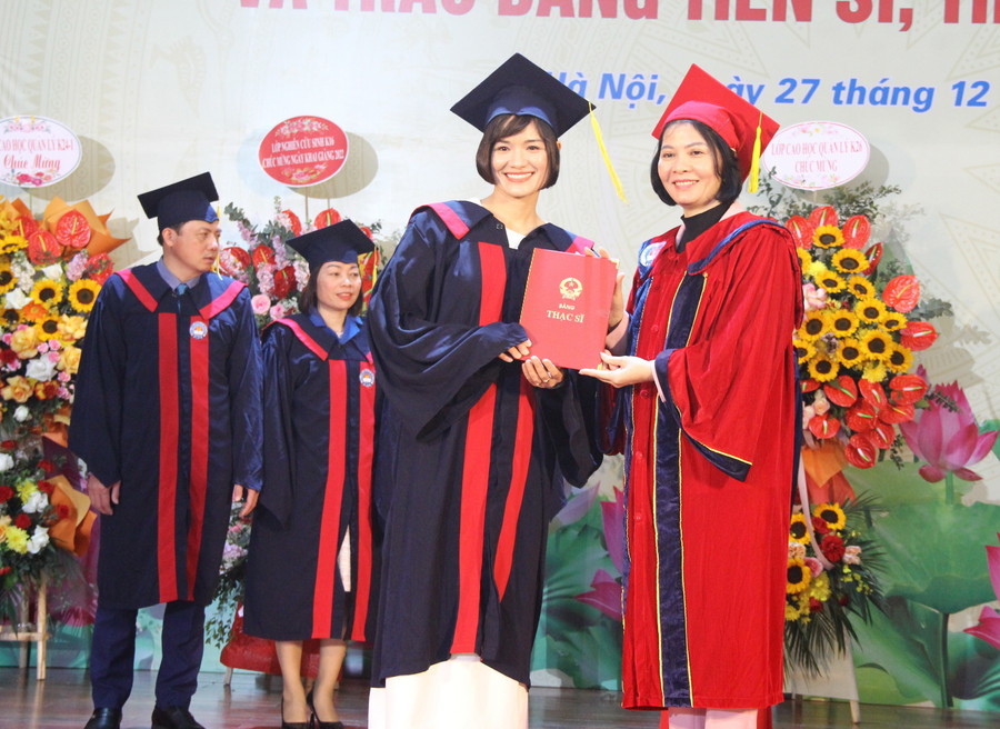 PGS.TS. Nguyễn Thị Thu Hằng - Bí thư Đảng ủy, Chủ tịch Hội đồng Học viện Quản lý giáo dục trao bằng thạc sĩ cho các học viên. PGS.TS. Nguyễn Thị Thu Hằng - Bí thư Đảng ủy, Chủ tịch Hội đồng Học viện Quản lý giáo dục trao bằng thạc sĩ cho các học viên.