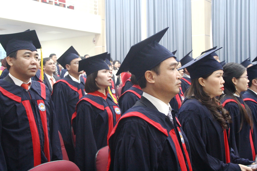 Các tân tiến sĩ, thạc sĩ và tân học viên. Các tân tiến sĩ, thạc sĩ và tân học viên.