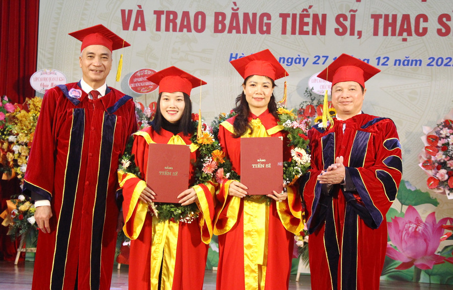 Ban Giám đốc Học viện Quản lý giáo dục trao bằng tiến sĩ cho các học viên.