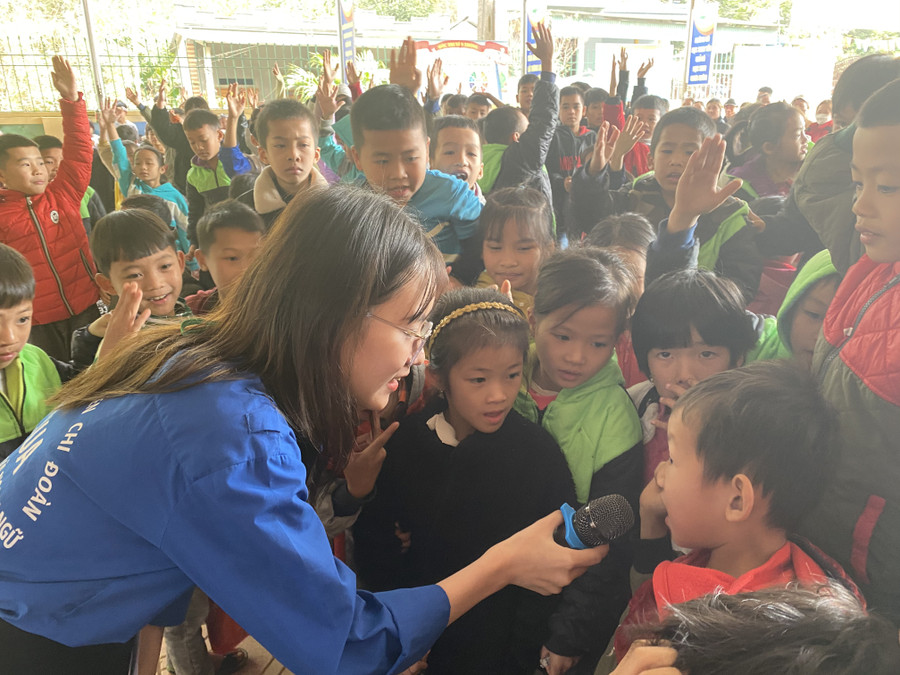 Học sinh hào hứng tham gia chương trình “Merry Christmas” do đoàn thiện nguyện tổ chức. Học sinh hào hứng tham gia chương trình “Merry Christmas” do đoàn thiện nguyện tổ chức.