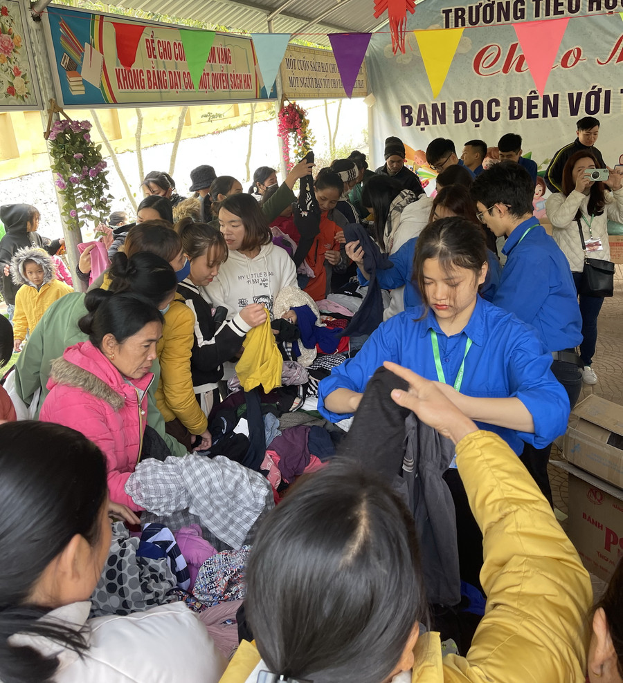 Bà con phấn khởi, hào hứng tham gia "phiên chợ 0 đồng". Bà con phấn khởi, hào hứng tham gia "phiên chợ 0 đồng".