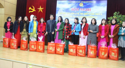 12 giáo viên là vợ của chiến sỹ đang công tác ở quần đảo Trường Sa được Công đoàn ngành Giáo dục tặng quà Tết