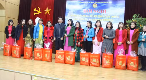 12 giáo viên là vợ của chiến sỹ đang công tác ở quần đảo Trường Sa được Công đoàn ngành Giáo dục tặng quà Tết