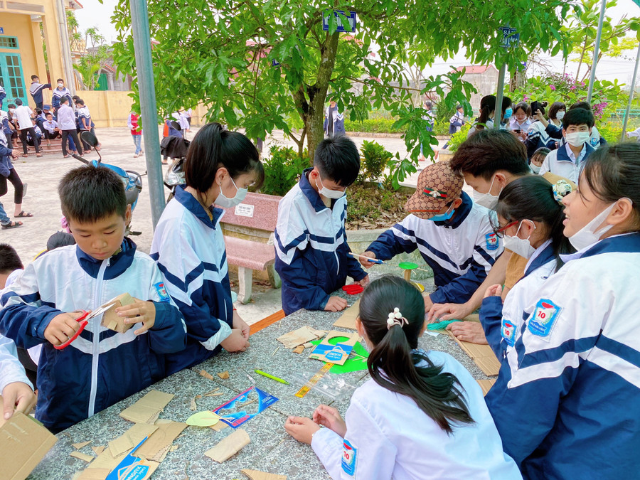 Giờ học ngoại khóa của học sinh Trường THCS Hải Lý. Giờ học ngoại khóa của học sinh Trường THCS Hải Lý.