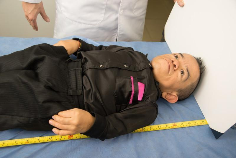 Chiều cao của Edward Niño được xác nhận là 72,1 cm. Ảnh: Guinness World Records.