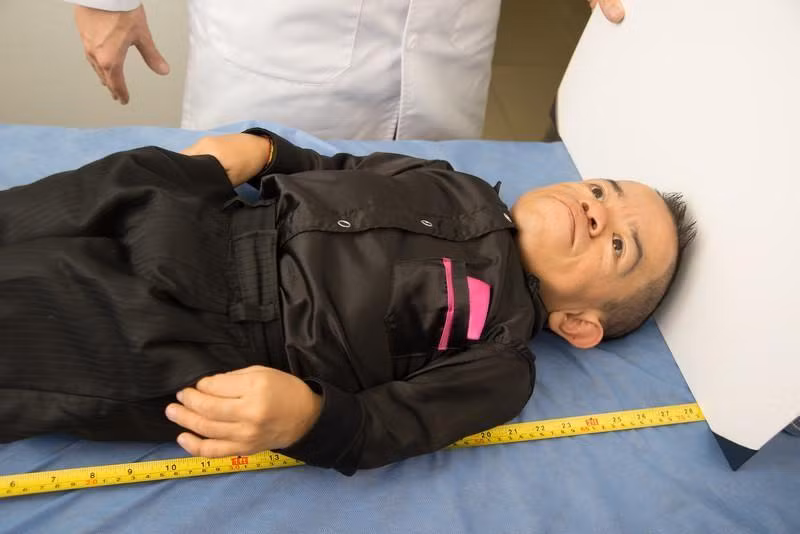 Chiều cao của Edward Niño được xác nhận là 72,1 cm. Ảnh: Guinness World Records.