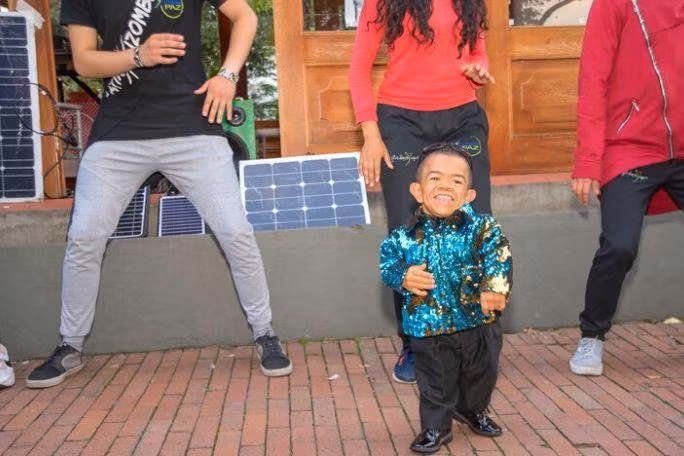 Edward nhún nhảy theo những điệu nhạc yêu thích của mình. Ảnh: Guinness World Records.