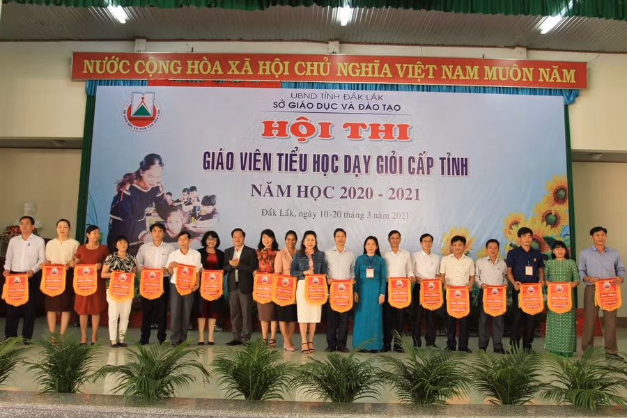 Tặng cờ lưu niệm cho các đơn vị dự thi