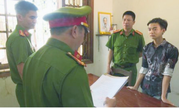 Cơ quan Cảnh sát điều tra Công an tỉnh Đắk Lắk thi hành Quyết định khởi tố, bắt tạm giam đối tượng Lê Văn Phúc để điều tra về hành vi giết người (Ảnh: C.A).