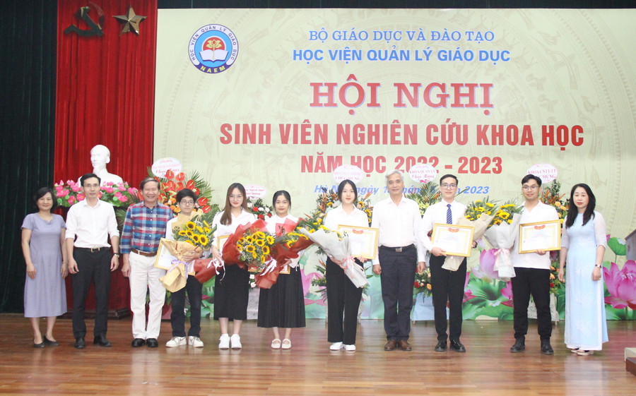 PGS.TS Trần Hữu Hoan - Phó Giám đốc Học viện Quản lý giáo dục (thứ tư từ phải qua trái) và Hội đồng đánh giá cấp Học viện trao thưởng và Giấy khen cho những sinh viên có thành tích cao trong nghiên cứu khoa học. PGS.TS Trần Hữu Hoan - Phó Giám đốc Học viện Quản lý giáo dục (thứ tư từ phải qua trái) và Hội đồng đánh giá cấp Học viện trao thưởng và Giấy khen cho những sinh viên có thành tích cao trong nghiên cứu khoa học.