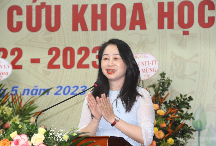 TS Lê Thị Ngọc Thúy báo cáo kết quả chính về hoạt động khoa học công nghệ của sinh viên Học viện Quản lý giáo dục. TS Lê Thị Ngọc Thúy báo cáo kết quả chính về hoạt động khoa học công nghệ của sinh viên Học viện Quản lý giáo dục.