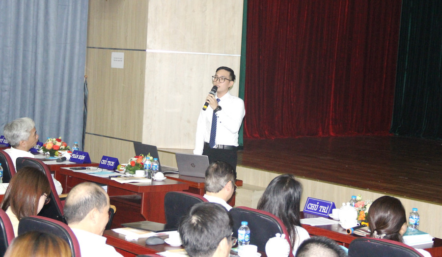 Sinh viên Phạm Văn Tuấn trình bày tóm tắt kết quả nghiên cứu đề tài "Phương pháp tự học học phần Triết học Mác - Lê Nin cho sinh viên đại học". Sinh viên Phạm Văn Tuấn trình bày tóm tắt kết quả nghiên cứu đề tài "Phương pháp tự học học phần Triết học Mác - Lê Nin cho sinh viên đại học".