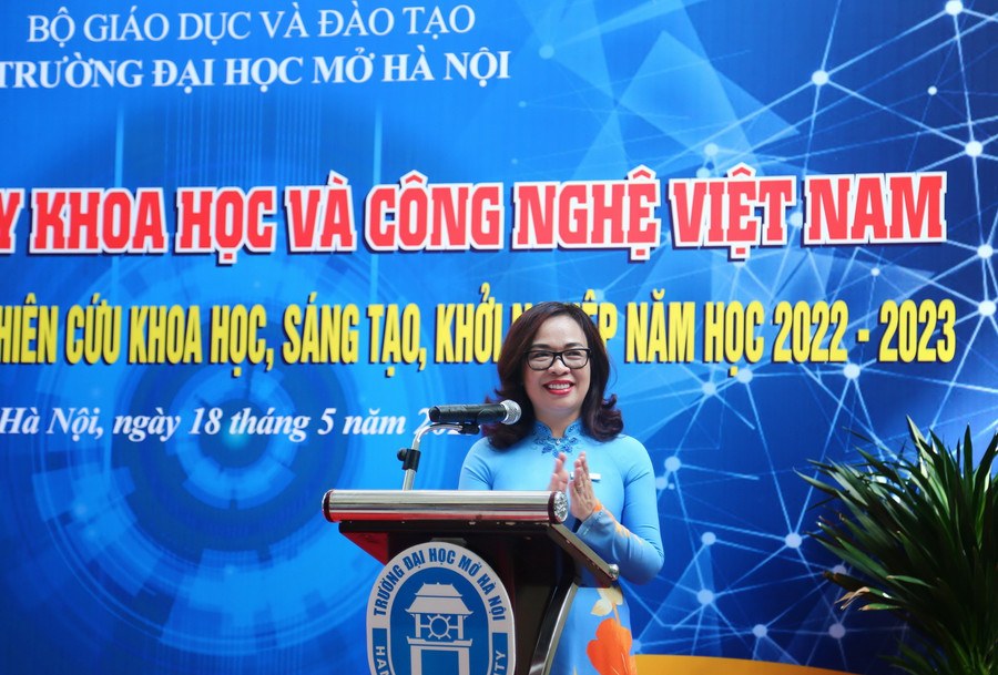 PGS.TS Nguyễn Thị Nhung - Hiệu trưởng Trường ĐH Mở Hà Nội phát biểu chào mừng.