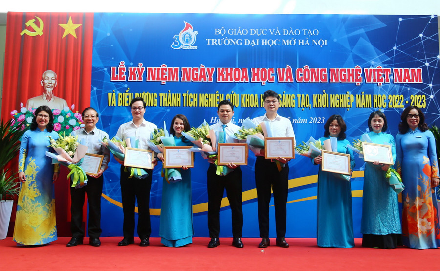 PGS.TS Nguyễn Mai Hương - Bí thư Đảng ủy, Chủ tịch Hội đồng Trường và PGS.TS Nguyễn Thị Nhung - Hiệu trưởng nhà trường trao hoa và giấy khen cho các cán bộ, giảng viên có thành tích tiêu biểu trong hoạt động NCKH, sáng tạo và khởi nghiệp năm học 2022 – 2023 của Trường ĐH Mở Hà Nội.