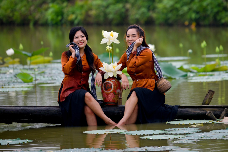 Những chiếc cầu tre được dựng lên khiến đầm sen có nhiều góc chụp ảnh hơn.