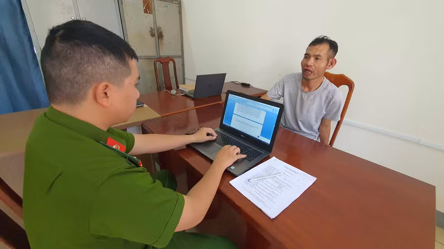 Công an lấy lời khai của Lê Quốc Tuấn. (Ảnh: TT)