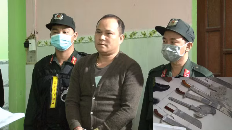 Đối tượng Võ Ngọc Thạch cùng số vũ khí thu giữ tại nơi ở. Ảnh: Công an Quảng Nam