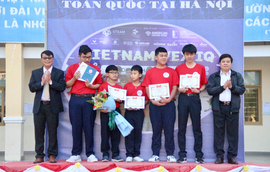 Thầy Lê Đắc Tường - Hiệu trưởng Trường THCS và THPT Liên Việt Kon Tum (ngoài cùng bên trái) tuyên dương, khen thưởng học sinh trước khi nhóm tham gia thi đấu online quốc tế. Thầy Lê Đắc Tường - Hiệu trưởng Trường THCS và THPT Liên Việt Kon Tum (ngoài cùng bên trái) tuyên dương, khen thưởng học sinh trước khi nhóm tham gia thi đấu online quốc tế.