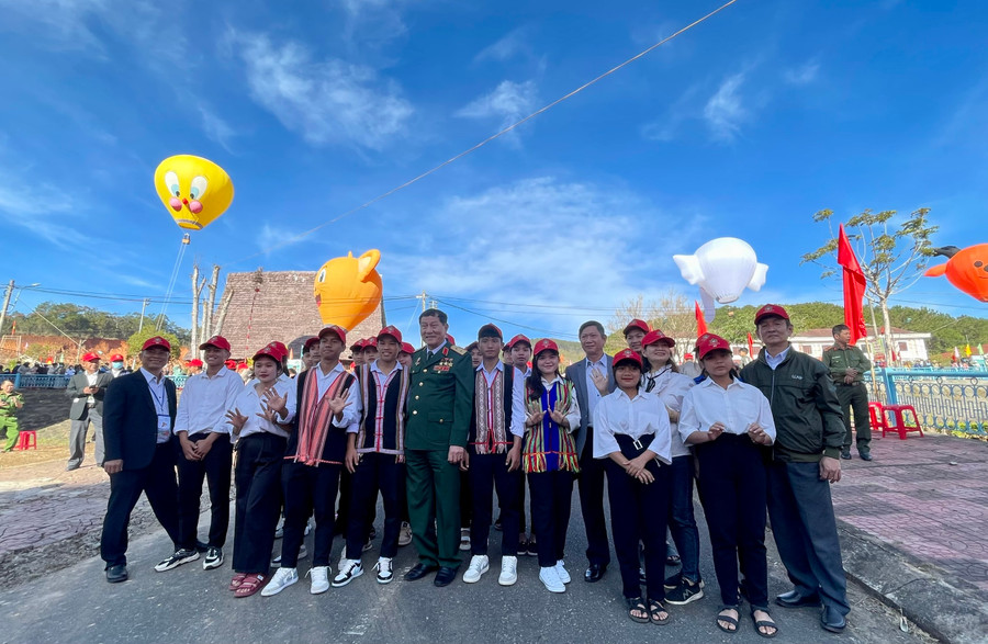 Học sinh chụp hình lưu niệm cùng với anh hùng Phạm Tuân. Học sinh chụp hình lưu niệm cùng với anh hùng Phạm Tuân.