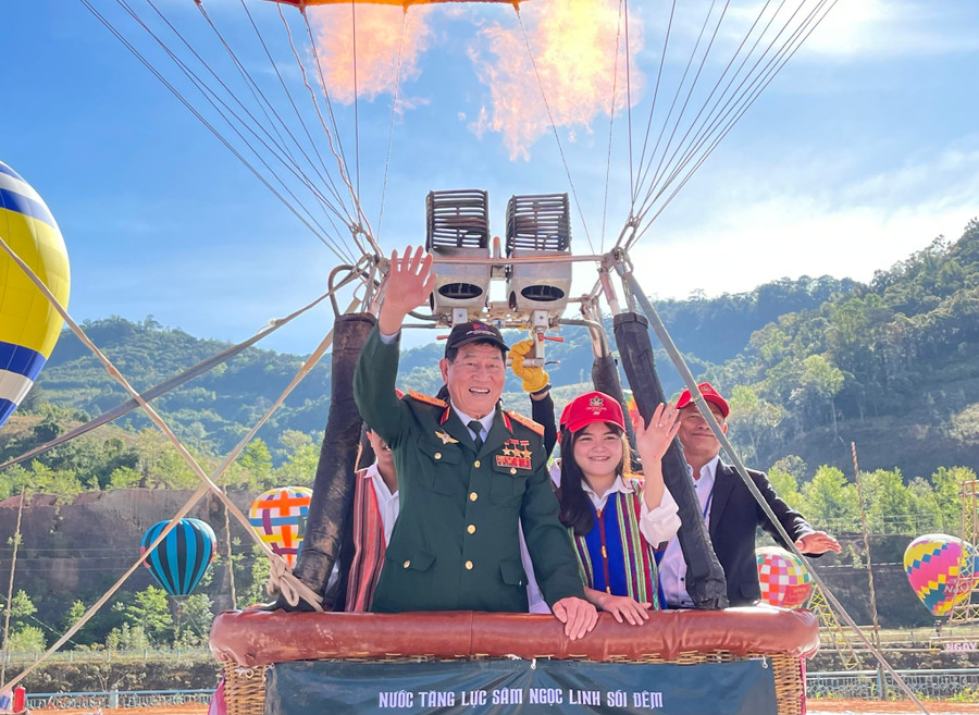 Trong khuôn khổ "Phiên chợ sâm Ngọc Linh, các dược liệu khác gắn với du lịch lần 2 huyện Tu Mơ Rông năm 2023" những học sinh có thành tích xuất sắc được huyện “tặng thưởng” bằng việc tổ chức cho các em bay khinh khí cầu trên miền quốc bảo với Trung tướng, anh hùng Phạm Tuân – Người đầu tiên ở Việt Nam bay vào vũ trụ. Trong khuôn khổ "Phiên chợ sâm Ngọc Linh, các dược liệu khác gắn với du lịch lần 2 huyện Tu Mơ Rông năm 2023" những học sinh có thành tích xuất sắc được huyện “tặng thưởng” bằng việc tổ chức cho các em bay khinh khí cầu trên miền quốc bảo với Trung tướng, anh hùng Phạm Tuân – Người đầu tiên ở Việt Nam bay vào vũ trụ.