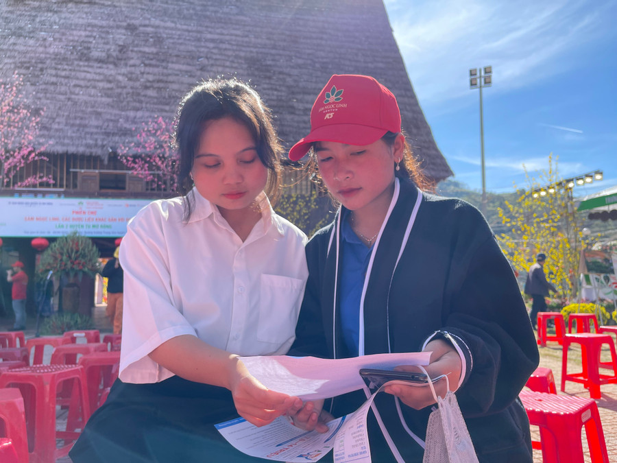 Học sinh dân tộc thiểu số ở huyện Tu Mơ Rông tham gia buổi tư vấn hướng nghiệp. Học sinh dân tộc thiểu số ở huyện Tu Mơ Rông tham gia buổi tư vấn hướng nghiệp.